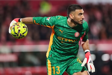 El portero del Girona fue el muro contra el que se chocó el Athletic. Las dos paradas que le hizo a Guruzeta, seguro que le han hecho soñar con él al delantero del equipo vasco. En lo peores momentos del equipo, sus manoplas lo sostuvieron para que la victoria no se escapara.