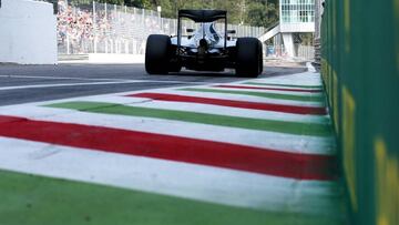 Un Mercedes en el circuito de Monza durante el GP de Italia 2016.