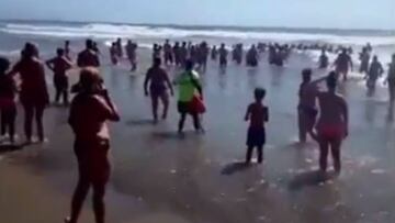 Una cadena humana de unas 30 personas ha conseguido rescatar a un ba&ntilde;ista y a dos socorristas atrapados en la playa de Larry de Torremolinos, M&aacute;laga