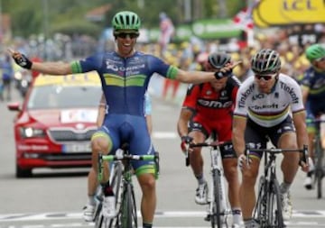 Michael Matthews celebra la victoria en la décima etapa del Tour de Francia.