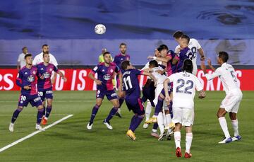 Cabezazo de Jovic y parada de Roberto.