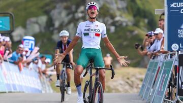 El ciclista mexicano Isaac del Toro celebra su victoria de etapa en el Col de la Loze en el Tour del Porvenir 2023.
