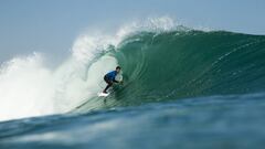 Así es Va-Llena, la primera tabla chilena de surf hecha de residuos playeros