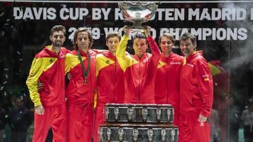 Roberto Bautista levanta la Ensaladera de campeones conquistada por España en las Finales de la Copa Davis de 2019.