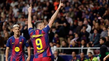 MADRID, 04/04/2026.- El delantero polaco del FC Barcelona Robert Lewandowski celebra tras anotar el segundo gol del equipo durante el partido de la jornada 30 de LaLiga EA Sports que Atlético de Madrid y FC Barcelona disputan este sábado, en el Estadio Riyadh Air Metropolitano de la capital española. EFE/ Mariscal