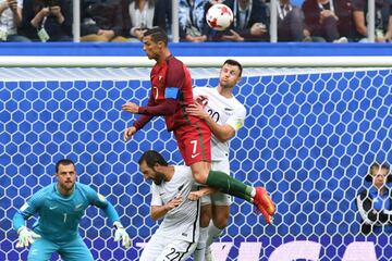 Cristiano Ronaldo lo intenta de cabeza.