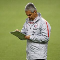 Rueda busca seguir invicto en su debut con selecciones