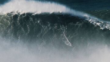 Se acerca un swell XXL y la World Surf League ha confirmado el primer campeonato del mundo de surf tow-in para este martes en Nazaré (Portugal). En la imagen, Rodrigo Koxa surfeando una ola gigante.