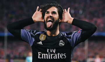 Tras brillar en el M芍laga, firm車 en verano de 2013 por el Real Madrid donde permaneci車 hasta 2022.