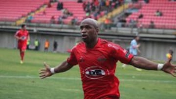 Emilio Rentería festejando un gol por Ñublense.