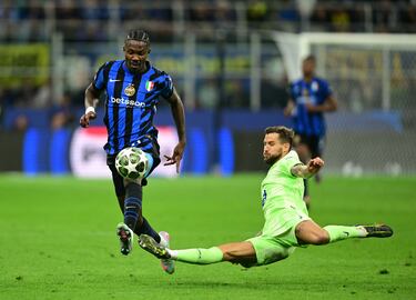 Marcus Thuram del Inter de Milán en acción con Íñigo Martínez del FC Barcelona.