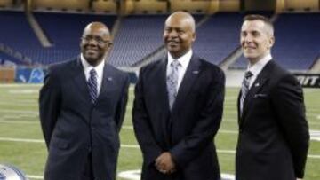 El entrenador Jim Caldwell de Detroit Lions flanqueado por el General Manager Martin Mayhew, izquierda, y el President Tom Lewand, derecha, en una &eacute;poca m&aacute;s feliz.