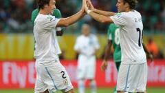 Diego Forlán marca un golazo que le da vida a Uruguay