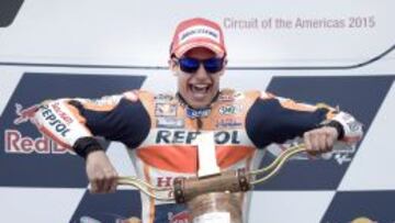 SIEMPRE DISFRUTANDO. Márquez, sonriente en el podio de Austin con su trofeo de ganador.