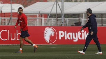 Caparr&oacute;s dirige a Ganso durante el entrenamiento del Sevilla.
 
 
 
 
