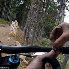 Victor Gradeus monta sin frenos en un clip de MTB downhill por Whistler
