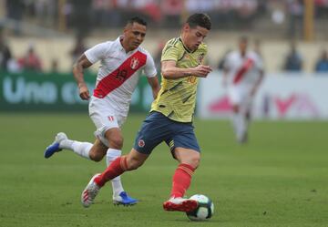 James Rodríguez (d) de Colombia disputa un balón con Yoshimar Otun de Perú este domingo en el estadio Monumental U de Lima (Perú). Perú y Colombia se preparan para competir en la Copa AMérica Brasil 2019 a partir del 14 de junio. 