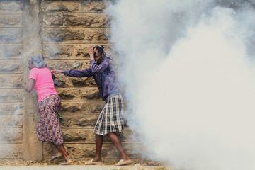 Antidisturbios lanzan botes de gas lacrimógeno para dispersar a los partidarios del líder de la oposición de Kenia, Raila Odinga, de la Alianza Una Kenia Azimio La Umoja.