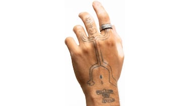 El anillo para hombre de Lotus, el regalo elegante que eleva la estética más buscada este verano