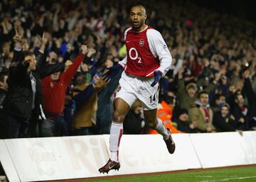 El delantero francés fue el santo y seña del Arsenal del nuevo siglo. El conjunto gunner consiguió su mayor éxito en la temporada 2003/04 cuando ganó la Premier League sin perder un solo partido. Henry contribuyó a ello anotando 30 goles.