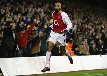 El delantero francés fue el santo y seña del Arsenal del nuevo siglo. El conjunto gunner consiguió su mayor éxito en la temporada 2003/04 cuando ganó la Premier League sin perder un solo partido. Henry contribuyó a ello anotando 30 goles.