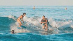 Chris Garth pidi&eacute;ndole matrimonio a Lauren Oiye surfeando la misma ola en Waikiki, Haw&aacute;i.