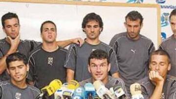 <b>QUEJAS. </b>Los jugadores del Tenerife son los que más reclaman.