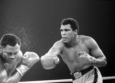 Ali encontró una reserva de energía en los últimos asaltos. Frazier, quien ya padecía de visión limitada en un ojo (casi ciego de él) antes de la pelea, vio cómo el otro ojo se le cerraba por completo debido a la hinchazón y los golpes de Ali