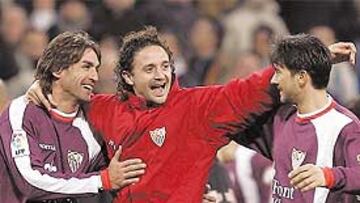Los jugadores del Sevilla celebran la victoria.