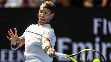 AUS075 MELBOURNE (AUSTRALIA) 17/01/2017.- El tenista espa&ntilde;ol Rafael Nadal devuelve la bola al alem&aacute;n Florian Mayer durante su partido de primera ronda del Abierto de tenis de Australia en Melbourne, hoy, 17 de enero de 2017. EFE/Filip Singer