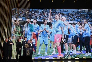 Los cuatro representantes del Manchester City recogen el premio en el escenario.