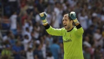 Diego López festeja uno de los goles.