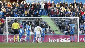 EL jugador del Real Madrid, Varane, marca de cabeza el 0-2 al Getafe.