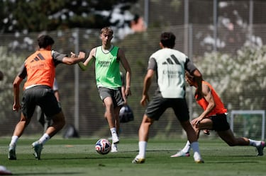 Dean Huijsen durante el entrenamiento de esta mañana. 