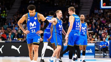 Omar Silverio, escolta del Movistar Estudiantes, en primer plano. Por detrás, Sasu Salin, Tanner McGrew y Jayson Granger.