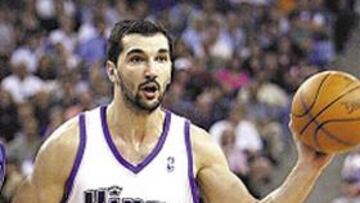 <b>EL MEJOR. </b>El serbio Stojakovic, el líder de tres de la 2003-04.