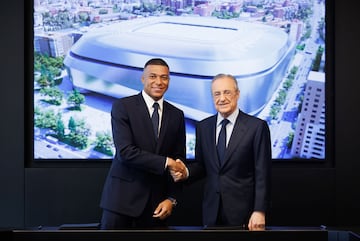 Mbappé y Florentino se dan la mano.