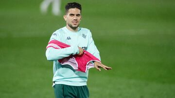 Bartra, en un calentamiento.