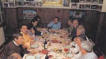 <b>DERBY EN EL DONOSTIARRA. </b>Seis ex atléticos y seis ex madridistas compartieron mantel con AS.