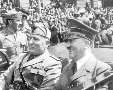 El 18 de junio de 1940, Adolf Hitler y Benito Mussolini se reunieron en Múnich para discutir la petición de paz formulada por los franceses. Hablaron de la rendición de Francia y el futuro de las operaciones del Eje.  El 22 de junio, Francia se rindió ante Alemania y firmó el Armisticio. 