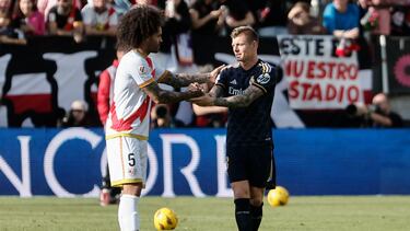 El centrocampista alemán del Real Madrid Toni Kroos (d) saluda al defensa español del Rayo Vallecano Aridane Hernández (i) al término del partido entre el Rayo Vallecano y el Real Madrid correspondiente a la jornada 25 de LaLiga, este domingo en el Estadio Vallecas en Madrid.