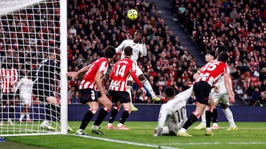0-2. Centro de Trent Alexander-Arnold al segundo palo que cabecea Kylian Mbappé al lado contrario. El balón, le llega a Eduardo Camavinga que remata, también con la testa, a puerta vacía y subir el segundo tanto al marcador.