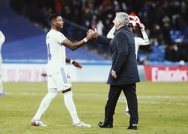 En su tercer derbi liguero jugado en el Bernabéu, Ancelotti supera a Simeone dominando ambas áreas. En defensa, la pareja formada por Militao y Alaba se muestran infinitamente superiores al ataque rojiblanco formado por Griezmann y Cunha. En ataque, Vinicius fulmina a la zaga atlética asistiendo a Benzema y a Asensio para dejar resuelto el partido. A eso hay que sumar la enésima lección de juego de Luka Modric. 