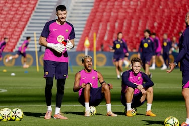 Joan García, Lamine Yamal y Fermín López durante el entrenamiento en el reformado Camp Nou.