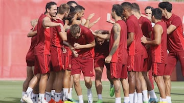 Pasillo de bienvenida a Dolberg y Januzaj en el entrenamiento del Sevilla. Toni Rodríguez / Diario As