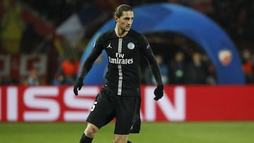 Adrien Rabiot durante un partido con el PSG.