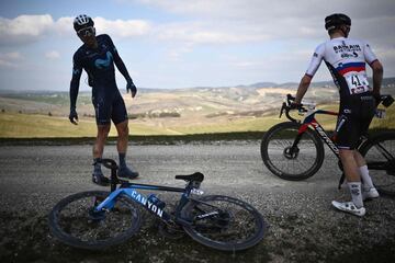 A 100 kilómetros de meta, caída masiva provocada por las fuertes rachas de viento. Alaphilippe, que ha saltado por los aires con voltereta incluida, entre los implicados. 
