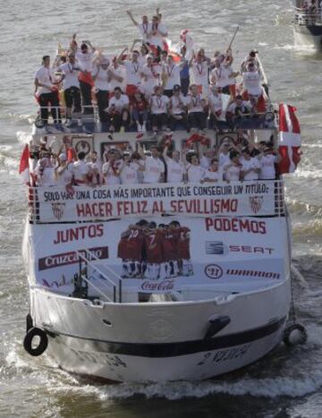 Los jugadores del Sevilla de paseo en barco por el río Guadalquivir.