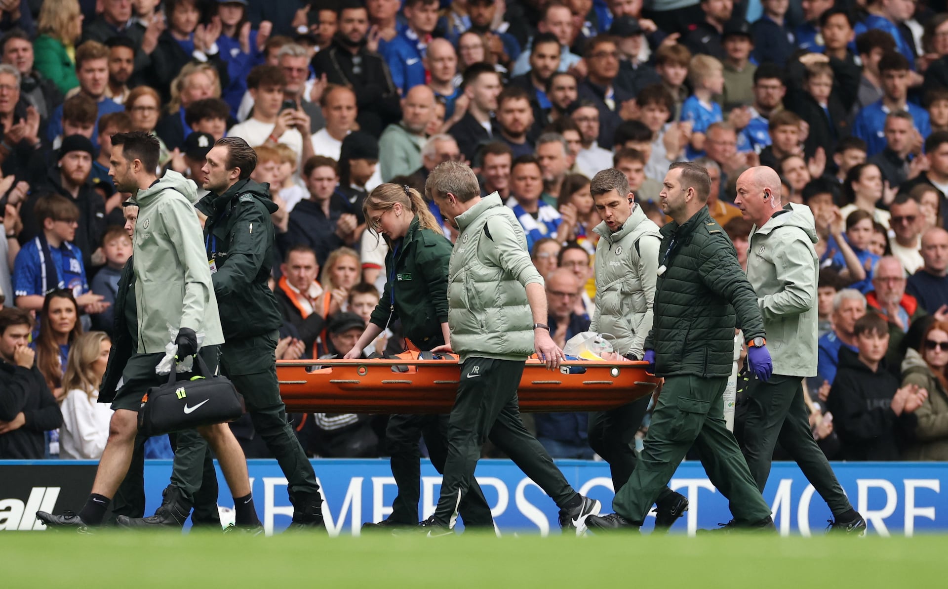 Chelsea sufre sexta derrota consecutiva y el debutante Derry abandona en camilla — image 4