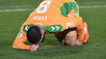 Real Betis' French midfielder Nabil Fekir reacts after a fall during the Spanish League football match between Elche CF and Real Betis at the Martinez Valero stadium in Elche, on February 24, 2023. (Photo by Jose Jordan / AFP)